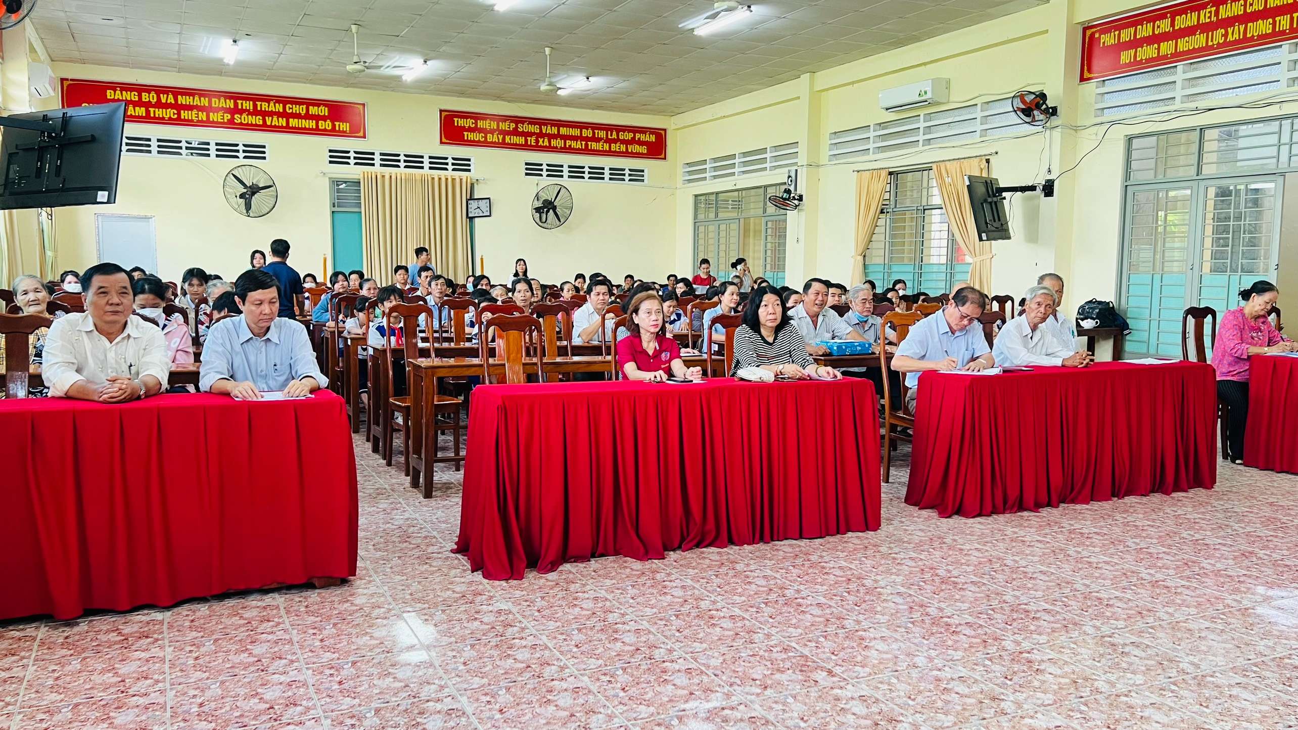 PHÁT QUÀ TIẾP BƯỚC ĐẾN TRƯỜNG ĐẦU NĂM HỌC 2023-2024
