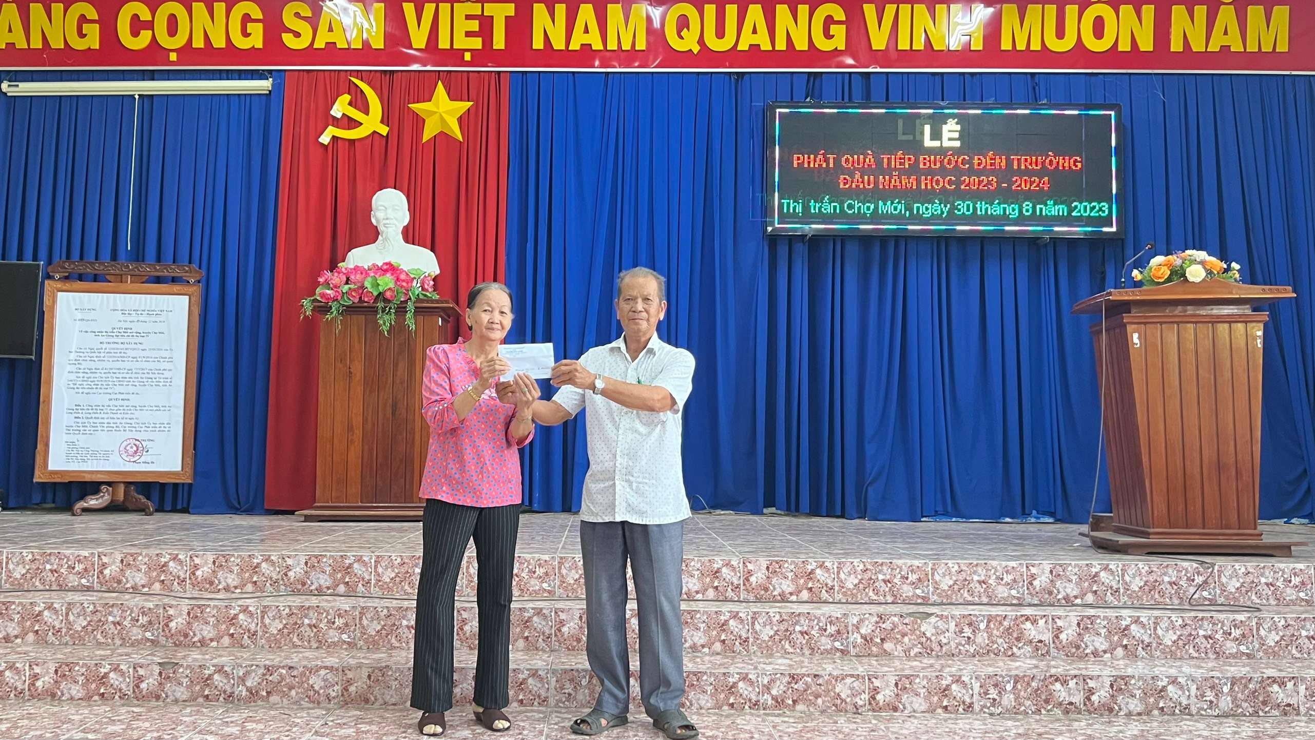 PHÁT QUÀ TIẾP BƯỚC ĐẾN TRƯỜNG ĐẦU NĂM HỌC 2023-2024