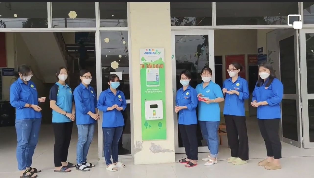 MÔ HÌNH NGÔI NHÀ PIN CŨ TẠI THỊ TRẤN CHỢ MỚI