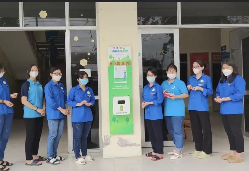 MÔ HÌNH NGÔI NHÀ PIN CŨ TẠI THỊ TRẤN CHỢ MỚI